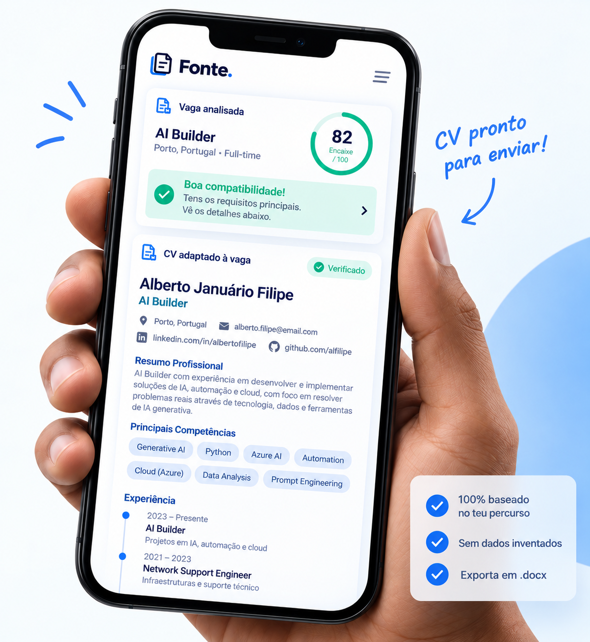 Mão a segurar um telemóvel com o TalhadoCV aberto: vaga de AI Builder analisada, encaixe 82 e CV adaptado verificado